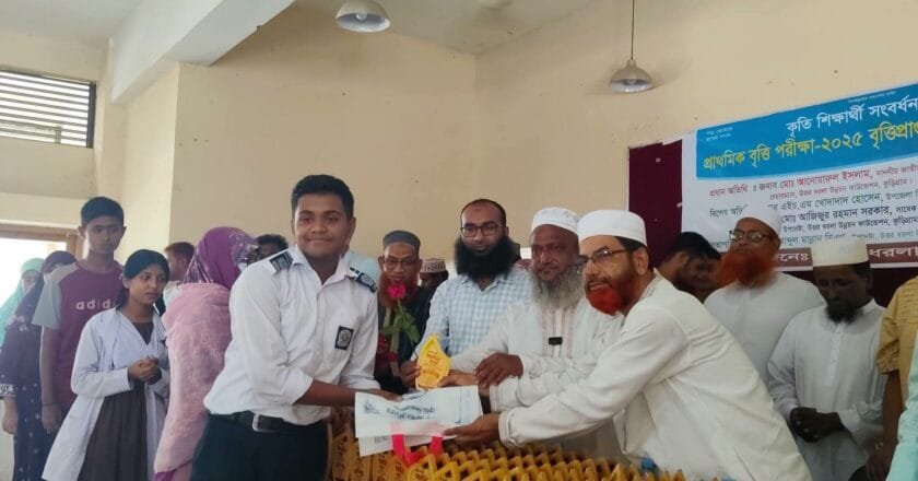 নাগেশ্বরীতে ২৪৩ শিক্ষার্থীকে সংবর্ধনা দিলেন এমপি আনোয়ারুল