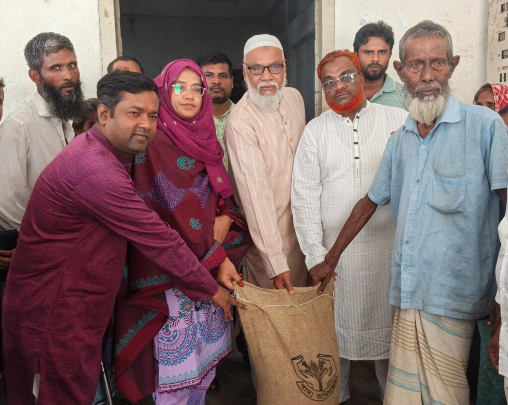 বকশীগঞ্জে ২০০ পরিবারের মাঝে পৌর প্রশাসকের জিআর চাল বিতরণ