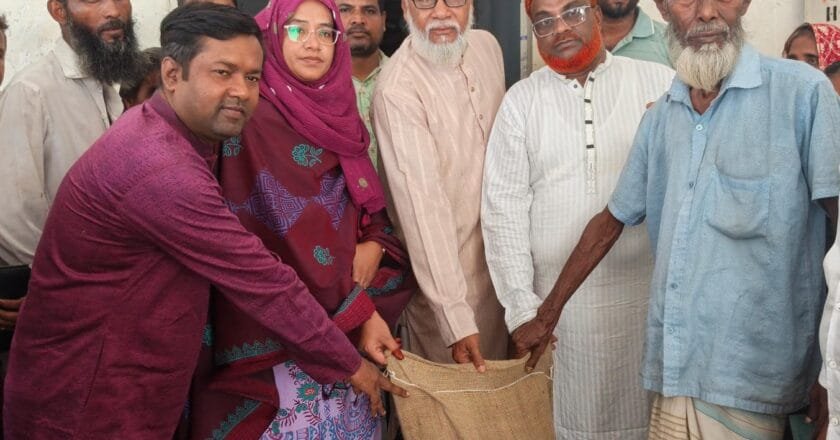 বকশীগঞ্জে ২০০ পরিবারের মাঝে পৌর প্রশাসকের জিআর চাল বিতরণ