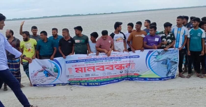 চিলমারীতে ব্রহ্মপুত্রের ভাঙন প্রতিরোধে টেকসই বাঁধের দাবিতে মানববন্ধন