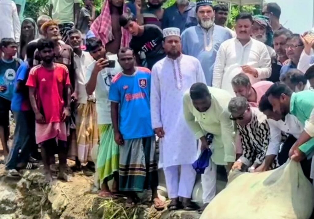 চৌহালীতে নদীভাঙন রোধে এমপি আলীমের জিও ব্যাগ ডাম্পিং উদ্বোধন