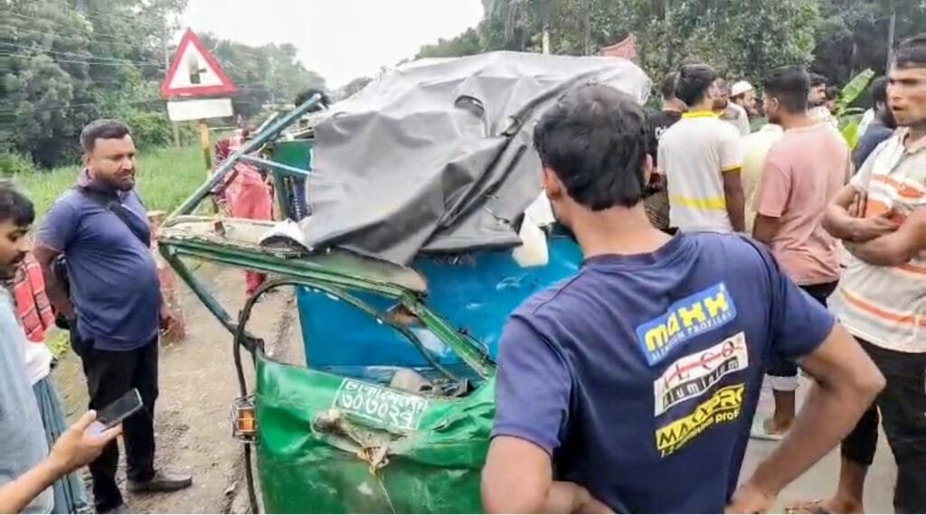 সিংগাইরে ট্রাক-সিএনজির মুখোমুখি সংঘর্ষে নিহত ১, আহত ৩