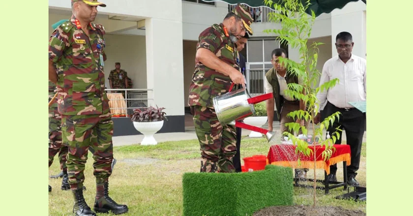 সেনাবাহিনীর বৃক্ষরোপণ অভিযান উদ্বোধন করলেন সেনাপ্রধান