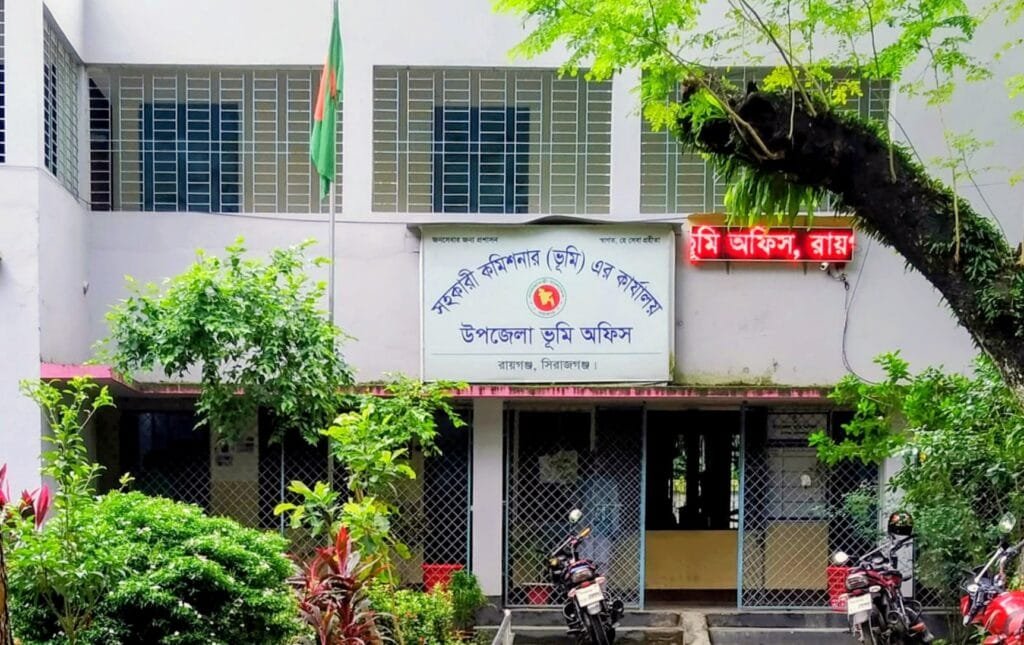 রায়গঞ্জে বদলির ফাঁদে ভূমি অফিস, ভোগান্তির শিকার উপজেলাবাসী