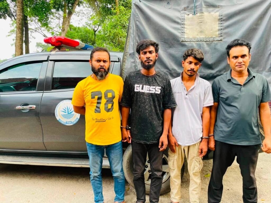 সাটুরিয়ায় মোবাইল কোর্টের অভিযানে দেশীয় অস্ত্র ও ইয়াবাসহ আটক ৪