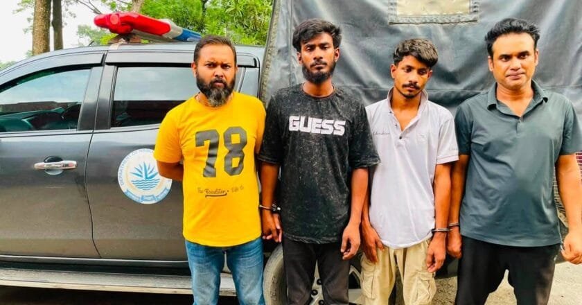 সাটুরিয়ায় মোবাইল কোর্টের অভিযানে দেশীয় অস্ত্র ও ইয়াবাসহ আটক ৪