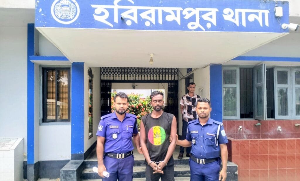 হরিরামপুরে ২০ পিস ইয়াবাসহ এক তরুণ গ্রেপ্তার