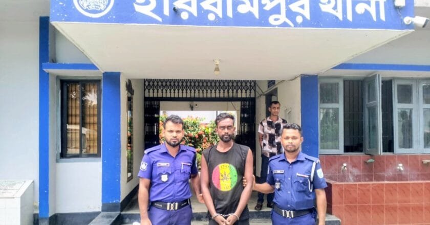 হরিরামপুরে ২০ পিস ইয়াবাসহ এক তরুণ গ্রেপ্তার