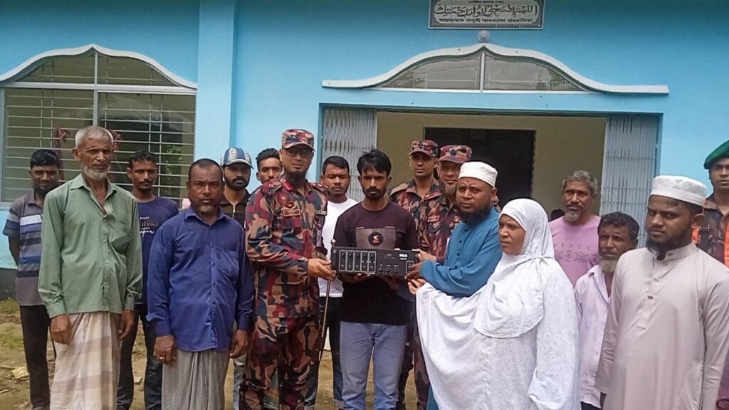 পানছড়িতে বিভিন্ন মসজিদ, মাদ্রাসা ও স্কুলে বিজিবির অনুদান বিতরণ