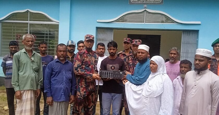 পানছড়িতে বিভিন্ন মসজিদ, মাদ্রাসা ও স্কুলে বিজিবির অনুদান বিতরণ