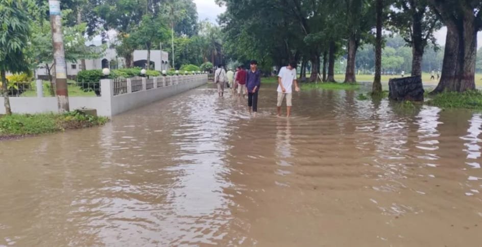 অল্প বৃষ্টিতেই ইবি ক্যাম্পাসে জলাবদ্ধতা, শিক্ষার্থীদের ভোগান্তি‎