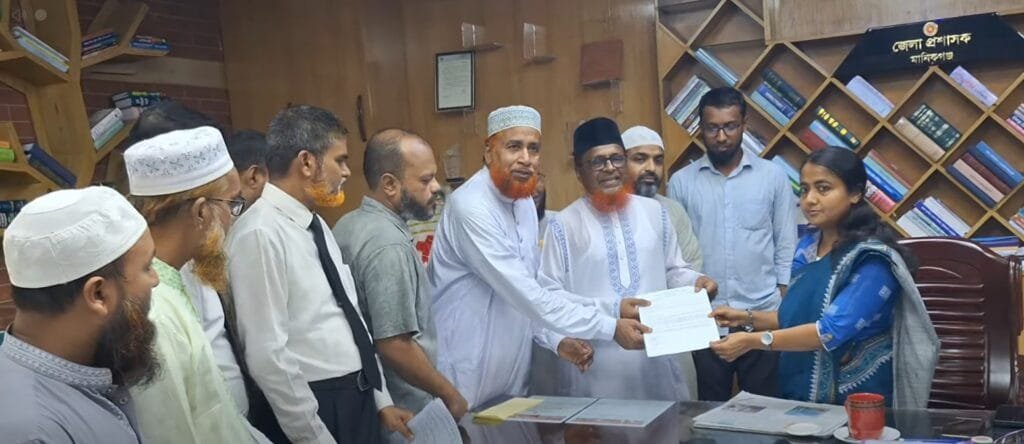 মানিকগঞ্জে ১১ দলীয় ঐক্যজোটের স্মারকলিপি, বিদ্যুৎ ও নিত্যপণ্যের দাম কমানোর দাবি
