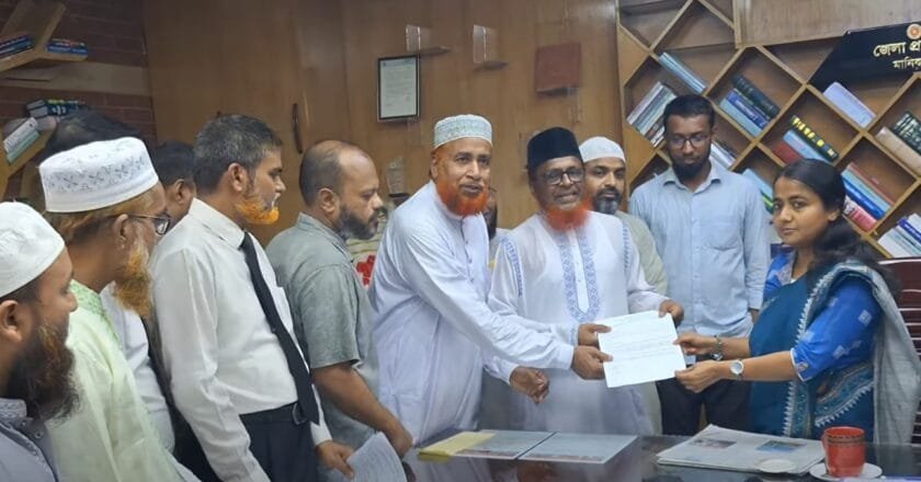 মানিকগঞ্জে ১১ দলীয় ঐক্যজোটের স্মারকলিপি, বিদ্যুৎ ও নিত্যপণ্যের দাম কমানোর দাবি