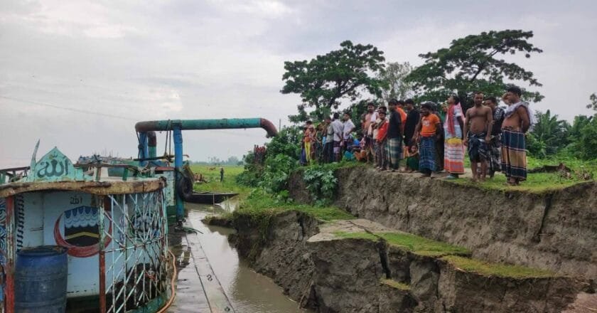 শিবালয়ে অবৈধ বালু উত্তোলনের বিরুদ্ধে জেলা প্রশাসনের অভিযান