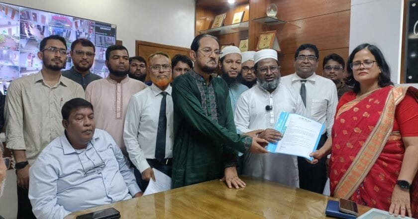 খুলনায় ১১ দলীয় ঐক্যের স্মারকলিপি, জ্বালানি ও নিত্যপণ্যের দাম কমানোর দাবি