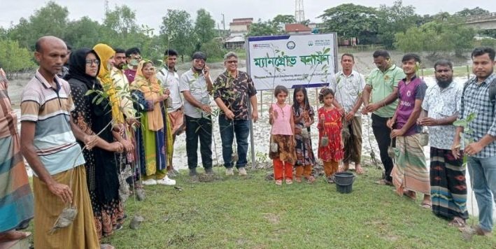 মোংলায় ম্যানগ্রোভ পুনরুদ্ধারে বাদাবন সংঘের বৃক্ষরোপণ