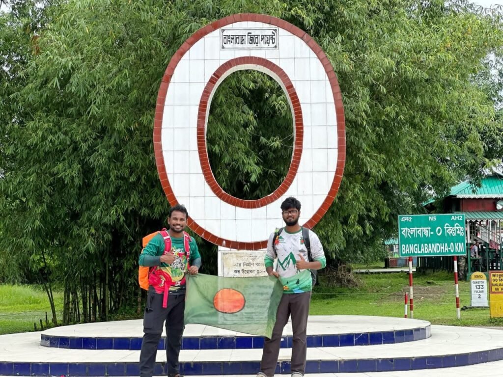 ক্রস-কান্ট্রি হাইকিংয়ে মানিকগঞ্জের দুই যুবক
