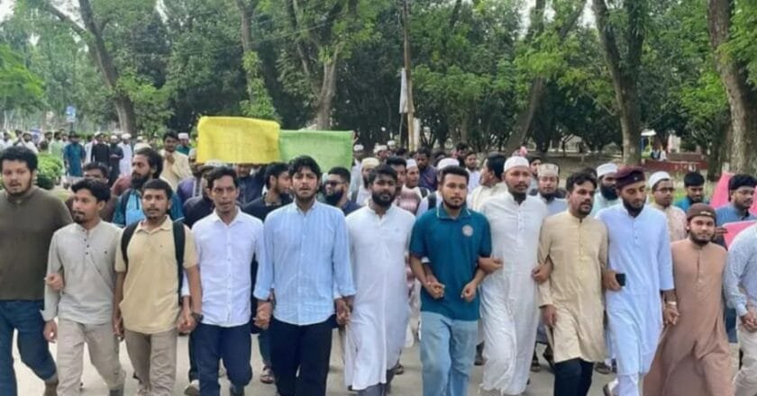 ম্যানেজিং কমিটির হাতে শিক্ষক নিয়োগের ক্ষমতা দেওয়ার প্রতিবাদে ইবিতে বিক্ষোভ