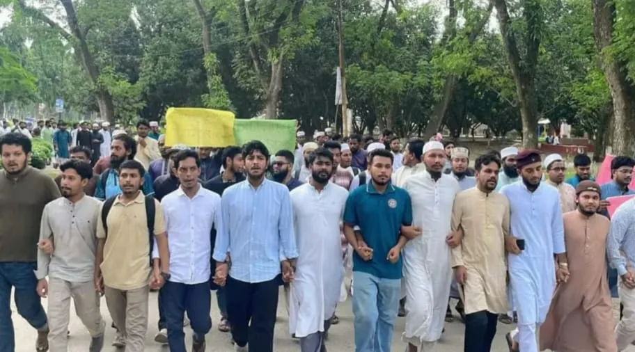 ম্যানেজিং কমিটির হাতে শিক্ষক নিয়োগের ক্ষমতা দেয়ার প্রতিবাদে ইবিতে বিক্ষোভ