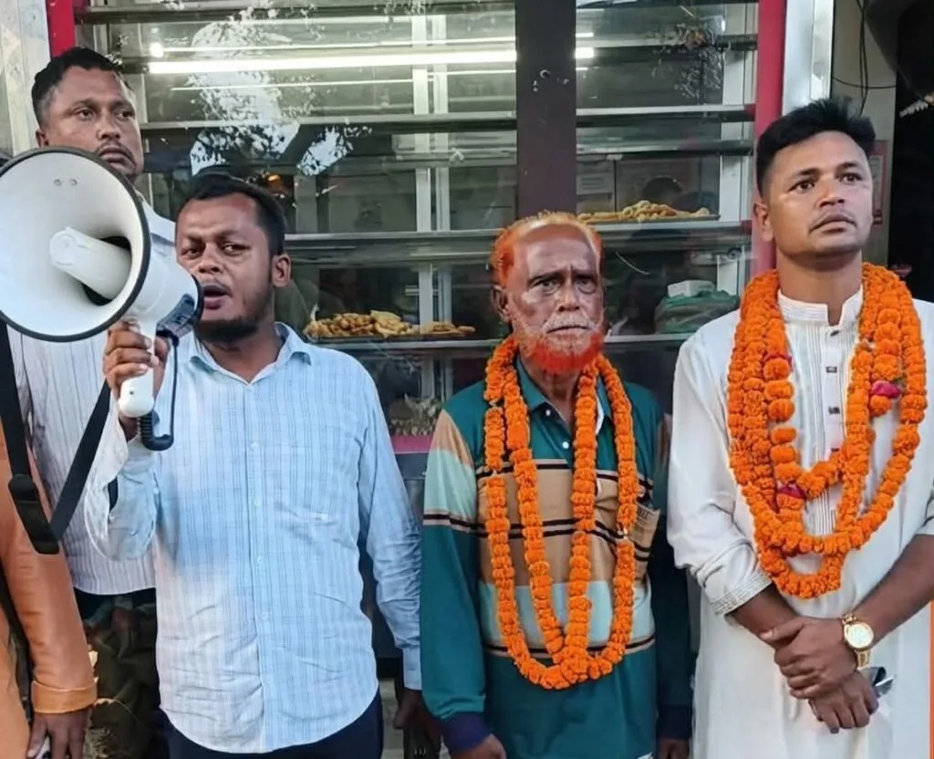 জামিনে মুক্ত মাদক মামলার আসামিকে ফুল দি‌য়ে বরণ