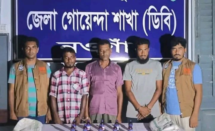বদলগাছীতে ঢেউটিনের ব্যবসার আড়ালে মাদক কারবার, ডিবির অভিযানে গ্রেপ্তার ৩