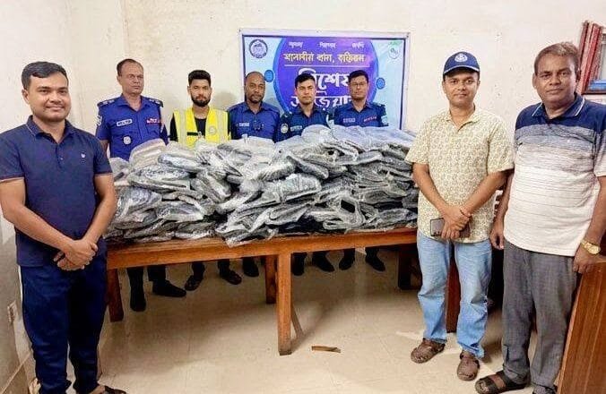 নাগেশ্বরীতে বণিক সমিতি সভাপতির বাড়িতে অভিযান, ২৫ লাখ টাকার ভারতীয় কাপড় জব্দ