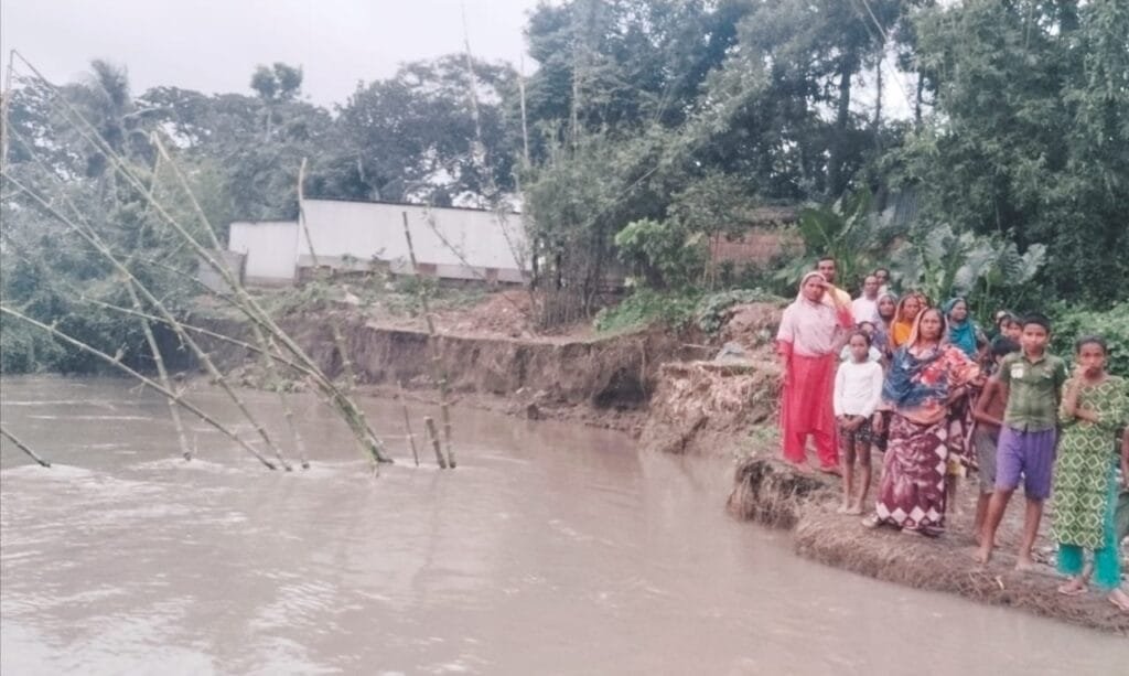 দৌলতপুরে নদীভাঙনে হুমকির মুখে শিক্ষাপ্রতিষ্ঠান ও বিখ্যাত আমতুলী হাট
