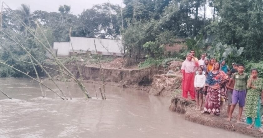 দৌলতপুরে নদীভাঙনে হুমকির মুখে শিক্ষাপ্রতিষ্ঠান ও বিখ্যাত আমতুলী হাট