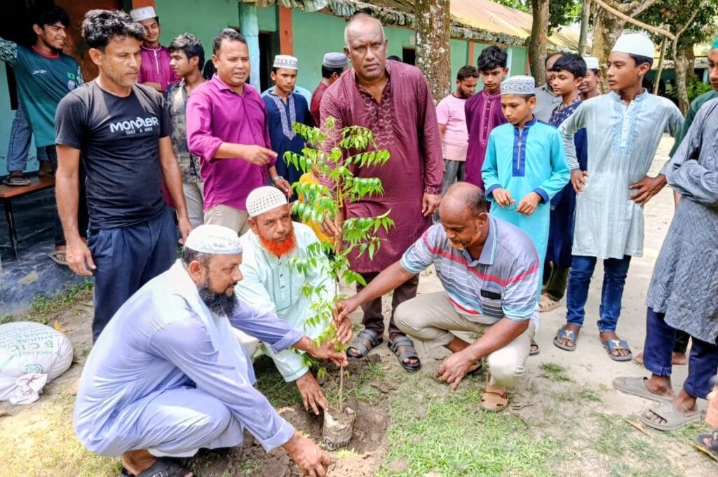 ভেড়ভেড়ী আলিম মাদ্রাসায় ‘কেলেমন’-এর উদ্যোগে বৃক্ষরোপণ কর্মসূচি