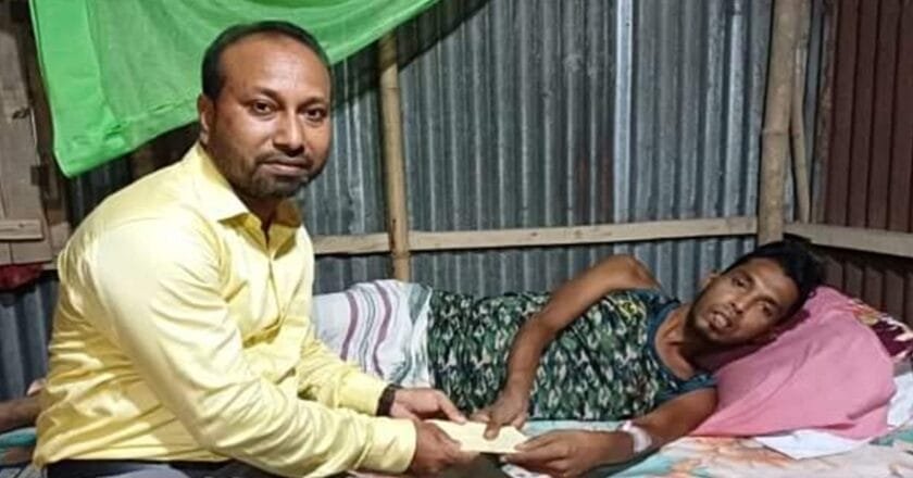 নাগেশ্বরীতে লিভার সিরোসিসে আক্রান্ত রাজুর পাশে সমাজসেবা কর্মকর্তা জামাল
