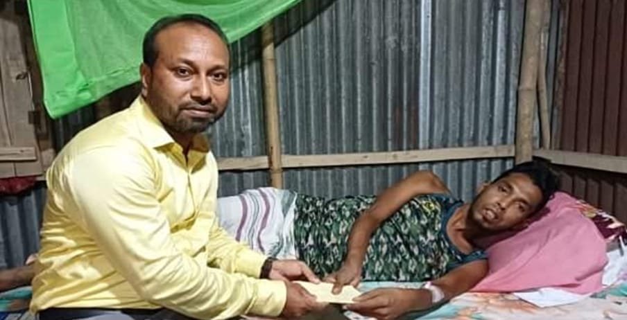 নাগেশ্বরীতে লিভার সিরোসিসে আক্রান্ত রাজুর পাশে সমাজসেবা কর্মকর্তা জামাল