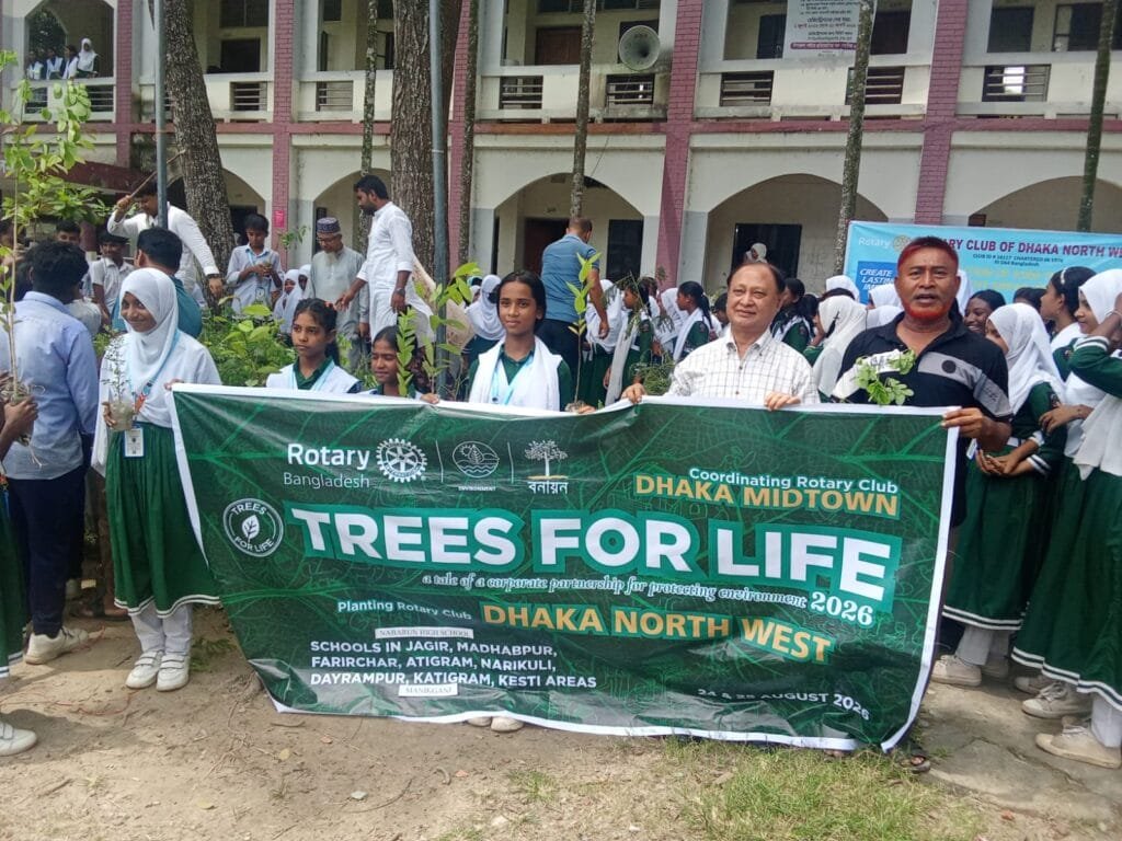 মানিকগঞ্জে রোটারি ক্লাবের উদ্যোগে শিক্ষার্থীদের মাঝে গাছের চারা বিতরণ