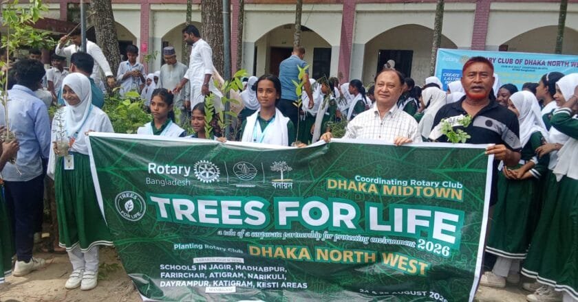 মানিকগঞ্জে রোটারি ক্লাবের উদ্যোগে শিক্ষার্থীদের মাঝে গাছের চারা বিতরণ