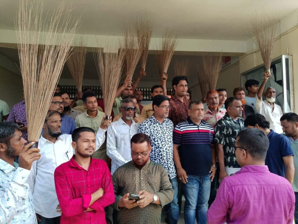 কমিটি বাতিলের দাবিতে যুবদলের ঝাড়ু হাতে বিক্ষোভ মিছিল