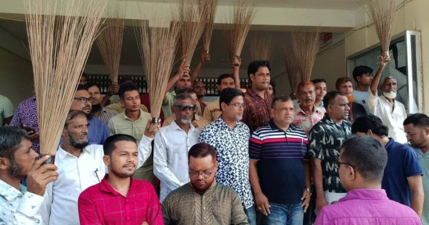 কমিটি বাতিলের দাবিতে যুবদলের ঝাড়ু হাতে বিক্ষোভ মিছিল