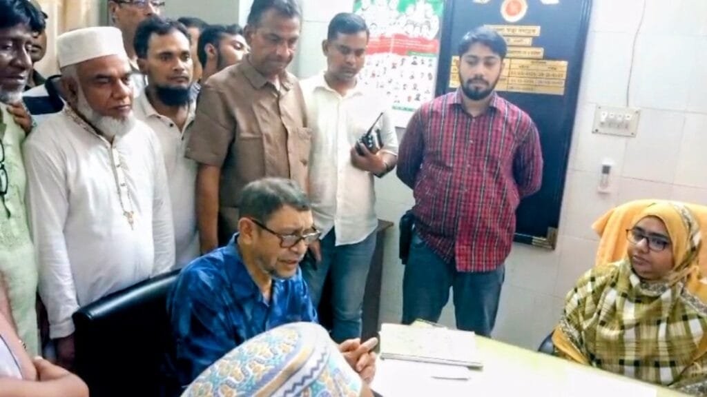 বদলগাছী উপজেলা হাসপাতালে স্বাস্থ্যমন্ত্রীর আকস্মিক পরিদর্শন, টয়লেটের বেহাল দশায় অসন্তোষ