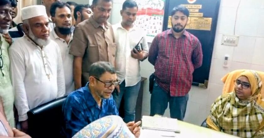 বদলগাছী উপজেলা হাসপাতালে স্বাস্থ্যমন্ত্রীর আকস্মিক পরিদর্শন, টয়লেটের বেহাল দশায় অসন্তোষ