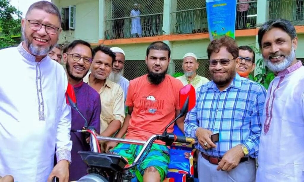 রায়গঞ্জে অসহায় ও প্রতিবন্ধীদের মাঝে অটোরিকশা বিতরণ
