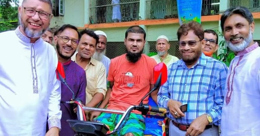 রায়গঞ্জে অসহায় ও প্রতিবন্ধীদের মাঝে অটোরিকশা বিতরণ