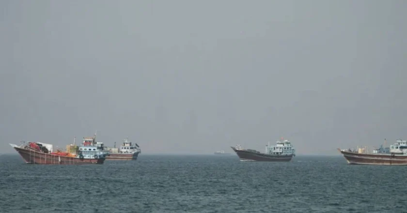 হুতিদের হুমকির মুখেই লোহিত সাগর পাড়ি দিল বাণিজ্যিক জাহাজ