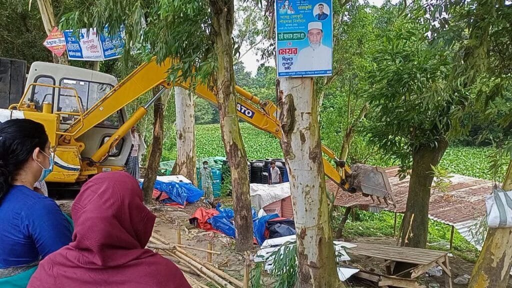 বেলকুচিতে যানজট নিরসনে অবৈধ স্থাপনা উচ্ছেদ অভিযান