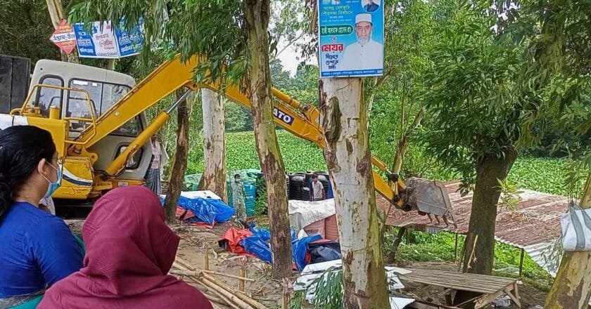 বেলকুচিতে যানজট নিরসনে অবৈধ স্থাপনা উচ্ছেদ অভিযান