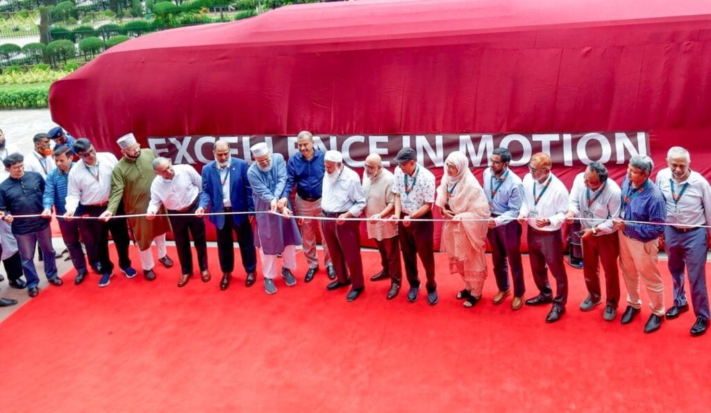 শিক্ষার্থীদের নিরাপদ ও স্বস্তিকর যাত্রা নিশ্চিতে ইউআইইউতে ১৮টি এসি বাস চালু