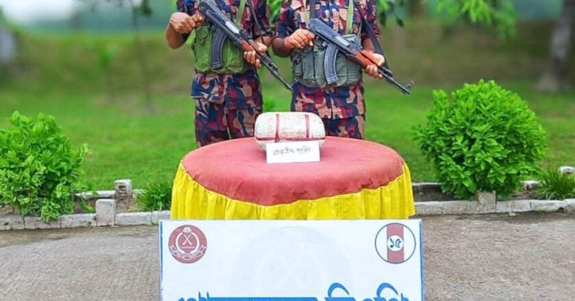ফুলবাড়ী সীমান্তে বিজিবির পৃথক অভিযান: মাদকসহ মোটরসাইকেল জব্দ
