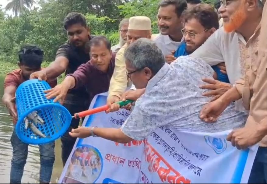 সলঙ্গায় গারুদহ নদীতে পোনামাছ অবমুক্ত করলেন সংসদ সদস্য আয়নুল হক