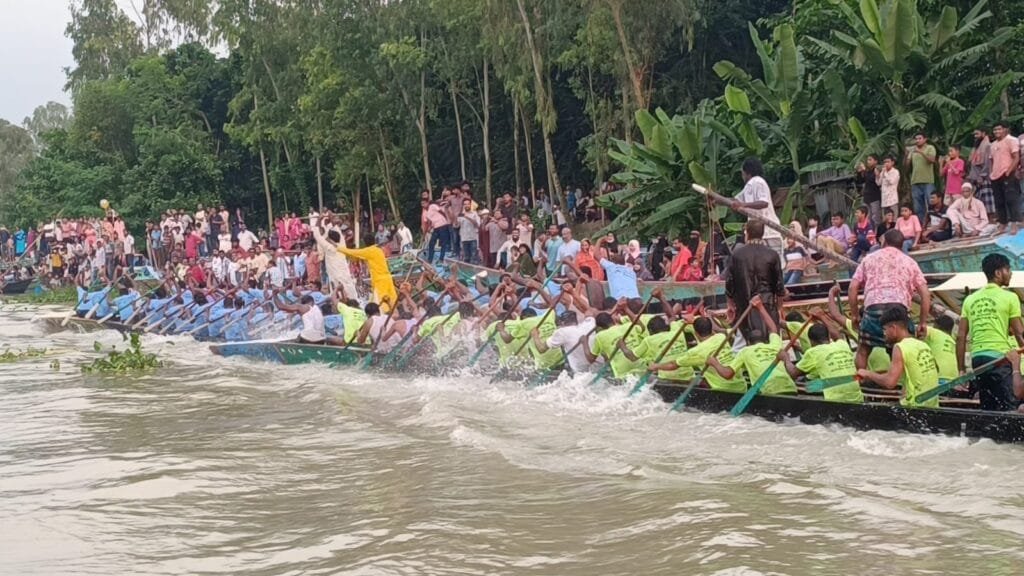 ইছামতি নদীতে গ্রাম বাংলার ঐতিহ্যবাহী নৌকা বাইচ অনুষ্ঠিত