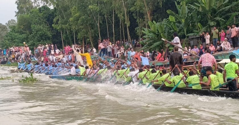 ‎হরিরামপুরে ইছামতি নদীতে গ্রাম বাংলার ঐতিহ্যবাহী নৌকা বাইচ অনুষ্ঠিত