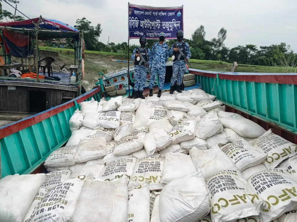 তজুমদ্দিনে পাচার সন্দেহে ১৬০ বস্তা ইউরিয়া সার জব্দ, ডিলারের দাবি বৈধ