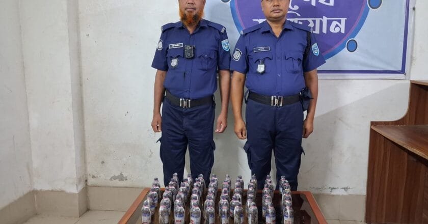 নাগেশ্বরী সীমান্তে পরিত্যক্ত অবস্থায় ৬০ বোতল মাদক উদ্ধার