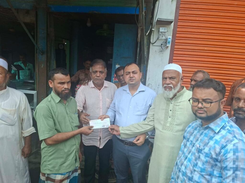 বকশীগঞ্জে অগ্নিকাণ্ডে ক্ষতিগ্রস্ত ৮ দোকানিকে আর্থিক সহায়তার চেক প্রদান
